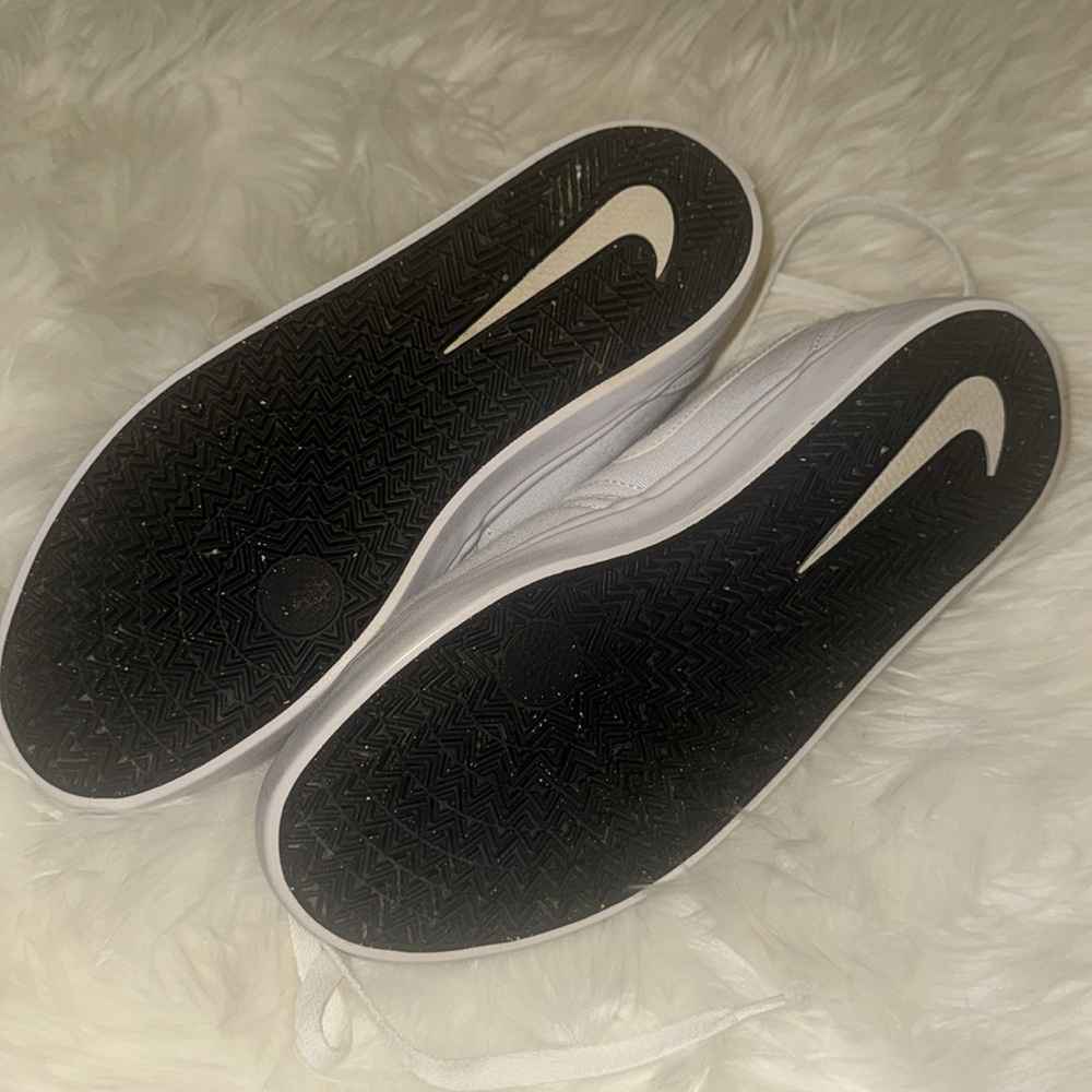 Nike White Sneakers Minimalist Design - Picture 3 of 12
